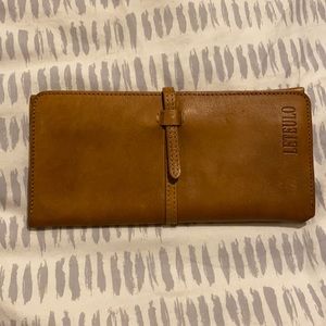 Leteulo all leather single fold wallet.